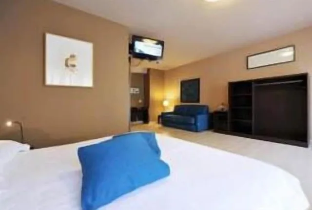 Junior Suite, King Bed, M14 Hotel 2/4