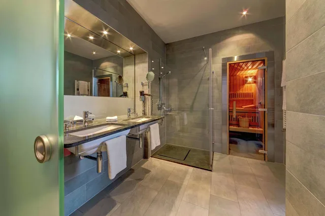 Junior Suite, King Bed, Sofa, Sauna، Hilton Garden Inn Stuttgart Neckarpark 4/4