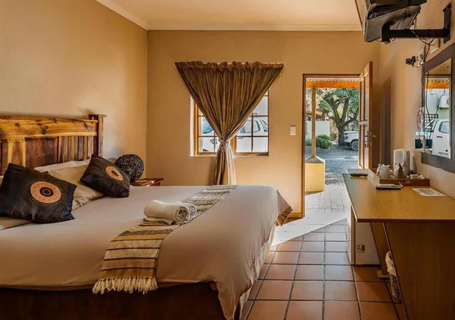 غرفة بسرير مزدوج أو سريرين منفصلين، Kuruman Hotel by Country Hotels 3/4