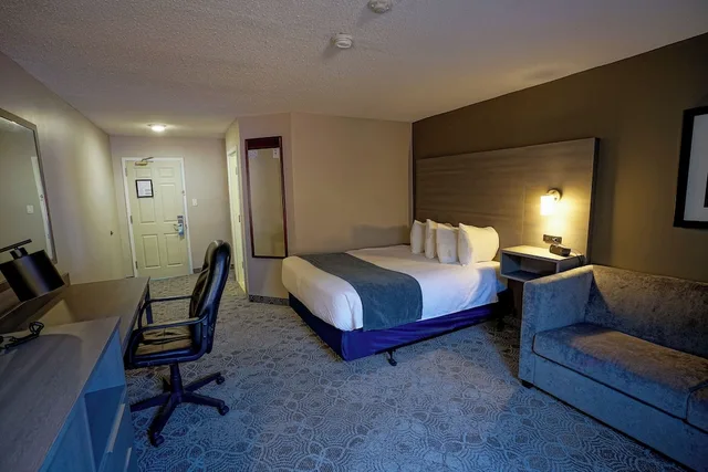 Room, Queen Bed, Sofa, Travelodge Hotel Sudbury 2/6