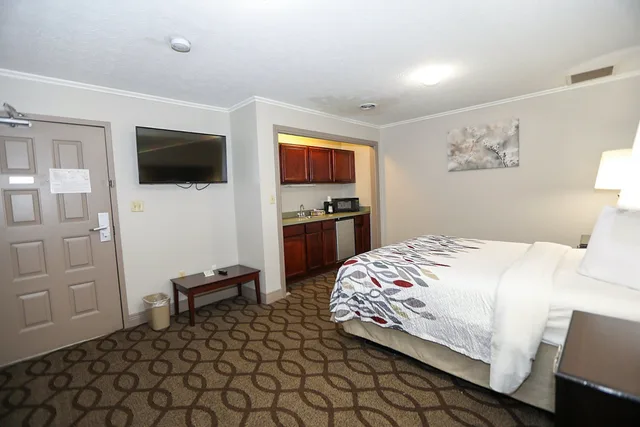 جناح بسرير كينج بغرفتي نوم مع أريكة بحوض جاكوزي، Red Roof Inn Lexington - Hamburg 1/5