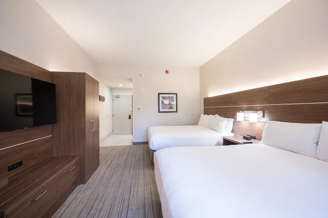 Room, 2 Queen Beds, Holiday Inn Express Grover Beach 3/5