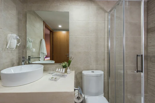 غرفة قياسية بسرير كينج في الطابق الأرضي، Bluebell Luxury Suites 5/5