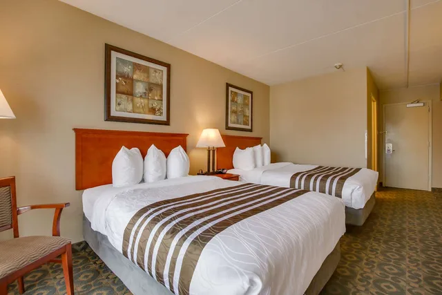 غرفة بسريرين مزدوجين بشرفة، Best Western Brantford Hotel Conference Centre 2/3
