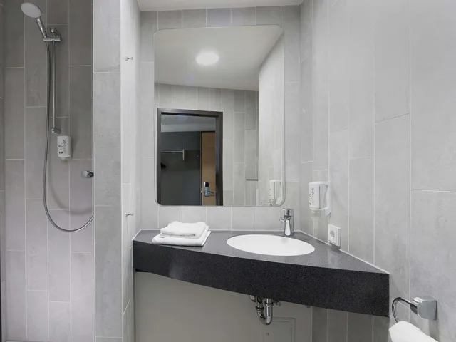 غرفة رباعية بسرير كوين وسرير بطابقين، B&B Hotel Berlin Airport 5/6