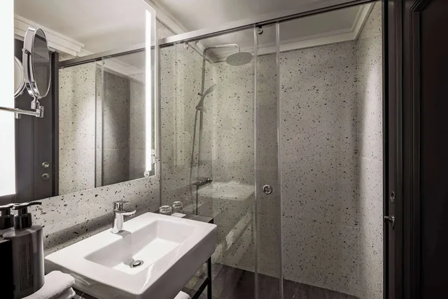 غرفة بسرير كينج لذوي الإعاقة، Ramada Encore by Wyndham Indore Nipania 5/7