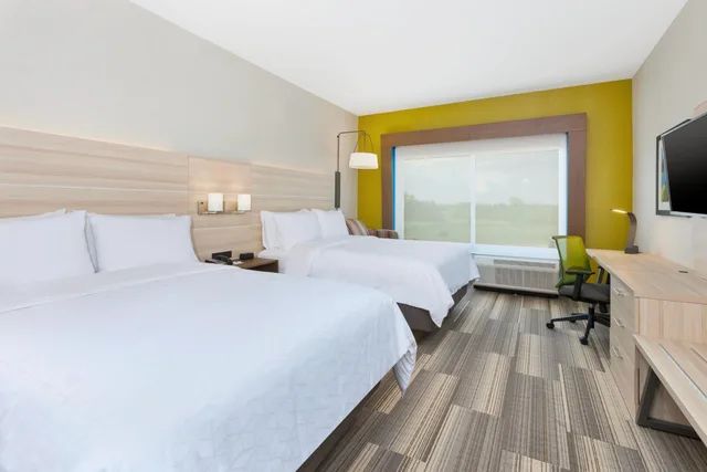 Standard, Queen Bed, Sofa, Holiday Inn Express Suites Grand Rapids Airport South 4/9