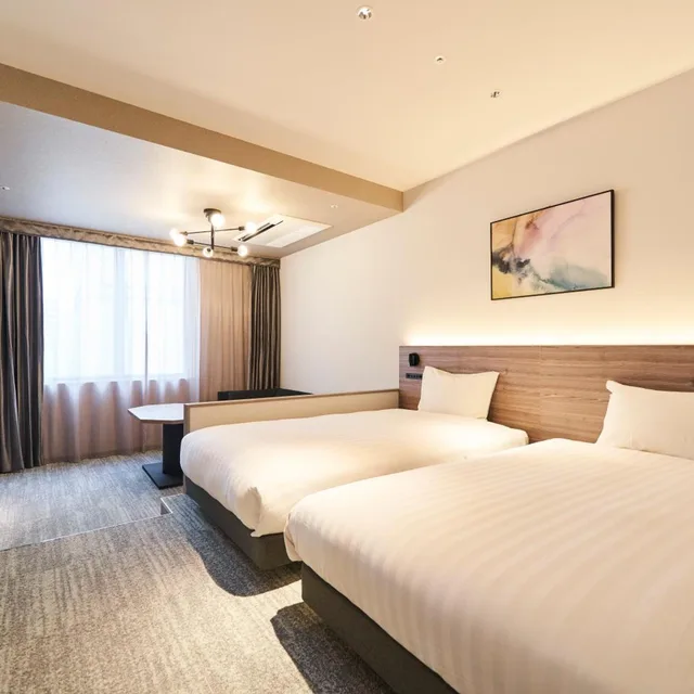 غرفة بسريرين منفصلين بشرفة مع أريكة، Hotel Grand Tiara Anjo 3/10