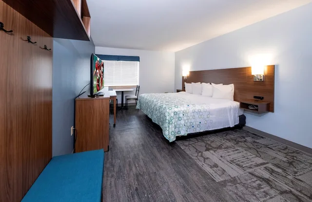 Studio, King Bed, HomeTowne Studios by Red Roof Wilmington - New Castle 4/7