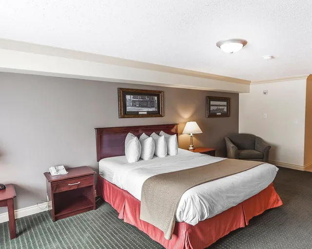 غرفة بسرير كوين مع أريكة، Velora Hinton, an Ascend Hotel Collection 2/5
