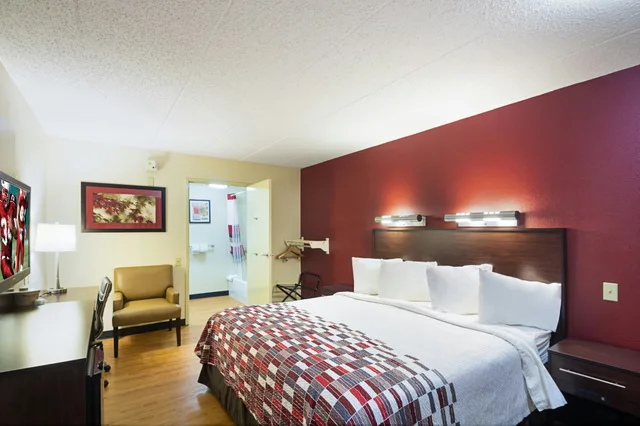 غرفة سوبيريور بسرير كينج لذوي الإعاقة، Red Roof Inn Dayton - Fairborn/Nutter Center 4/7