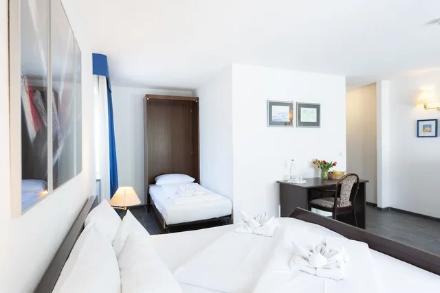 غرفة ثلاثية بسرير كوين وسرير فردي، Hotel Astoria Am Urachplatz 2/10