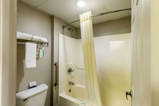 غرفة بسرير كينج لذوي الإعاقة، Quality Inn Rolla MO 5/5