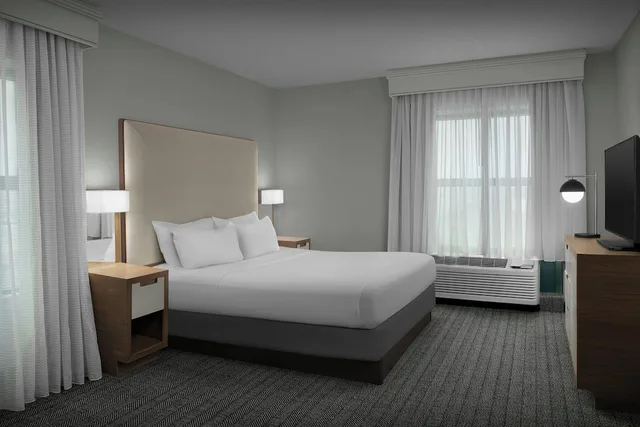 جناح بسرير كينج مع أريكة لذوي الإعاقة، Courtyard Virginia Beach Oceanfront South 1/2