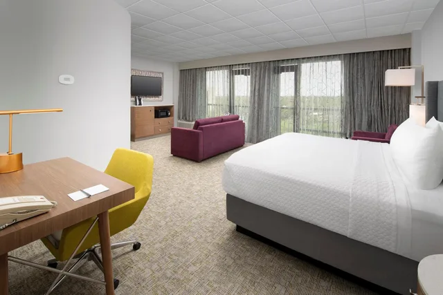 غرفة بريميوم بسرير كينج في الطابق العلوي، Crowne Plaza San Antonio Airport 3/5