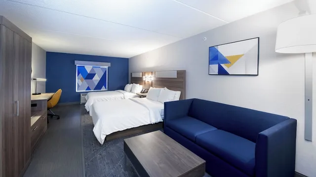 suite, 2 queen beds, Holiday Inn Express Hotel Suites Waterloo St Jacobs 6/10