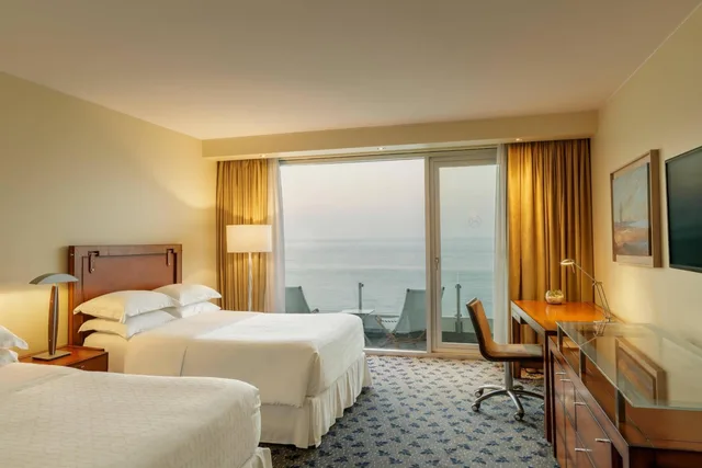 غرفة ديلوكس بسريرين مزدوجين بإطلالة على البحر، Sheraton Miramar Hotel and Convention center 2/3