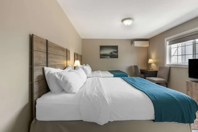 غرفة قياسية بسريرين مزدوجين بإطلالة على البحيرة، Christies Mill Waterfront Resort and Spa 1/5