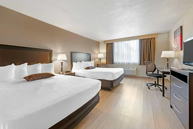 غرفة بسريرين كينج مع أريكة لذوي الإعاقة، Best Western Green Bay Inn Conference Center 1/3