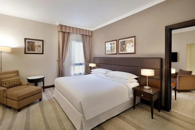 جناح تنفيذي بسرير كينج بغرفة نوم واحدة مع دخول صالة النادي، فندق وأبراج شيراتون الرياض(Sheraton Riyadh Hotel And Towers) 1/2
