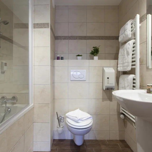 غرفة ثلاثية، Hôtel Duquesne 10/10