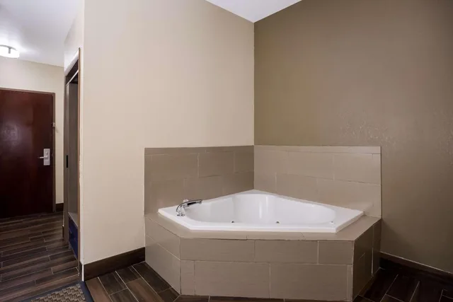 جناح بسريرين كوين بحوض جاكوزي، Comfort Inn & Suites Midway - Tallahassee West 6/7