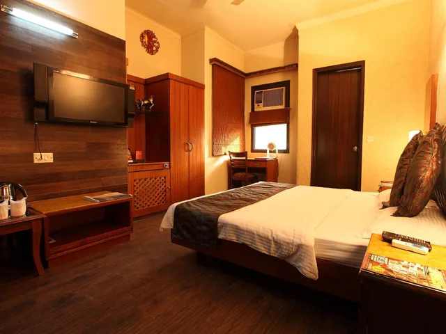 Executive, King Bed, ROYAL CASTLE GRAND 2/2