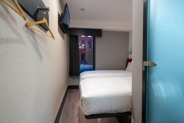غرفة بسريرين منفصلين، easyHotel Dublin City Centre 9/10