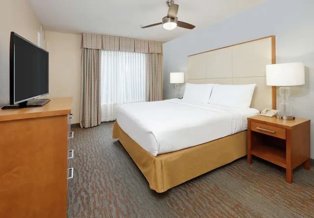 2 Bedrooms, Suite, 2 King Beds, 1 King and 2 Queen Beds, 2 Bathrooms, Sofa، Homewood Suites By Hilton San Diego-Del Mar 1/2