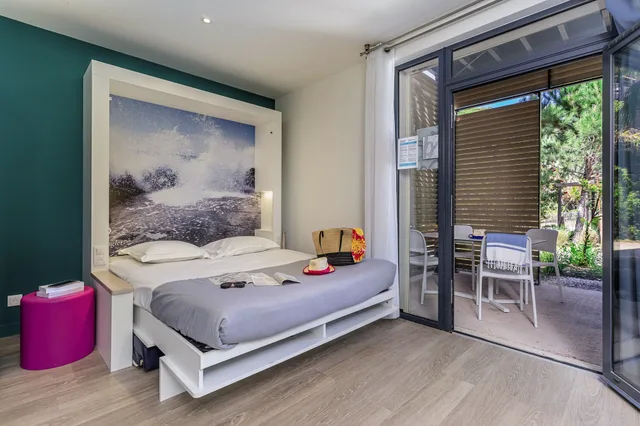 شقة بريميوم بسرير مزدوج وسرير فردي وأسرّة بطابقين بشرفة بغرفة نوم واحدة، Belambra Giens Riviera Beach Club 3/8