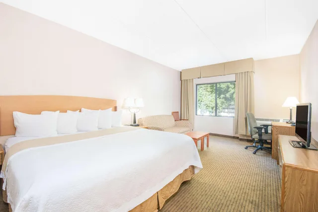 غرفة بسرير مزدوج بإطلالة على البحيرة، Days Inn by Wyndham Duluth Lakewalk 2/4