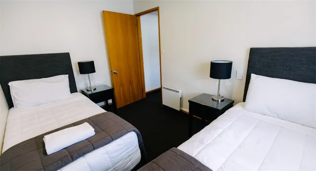 غرفة قياسية بسرير كينج وسريرين منفصلين بغرفتي نوم، Airport Gateway Motor Lodge 3/7
