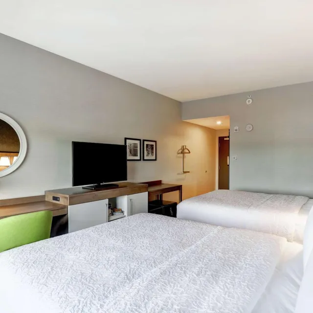 غرفة بسرير كينج وسريرين كوين، Hampton Inn St Catharines Niagara On 5/10