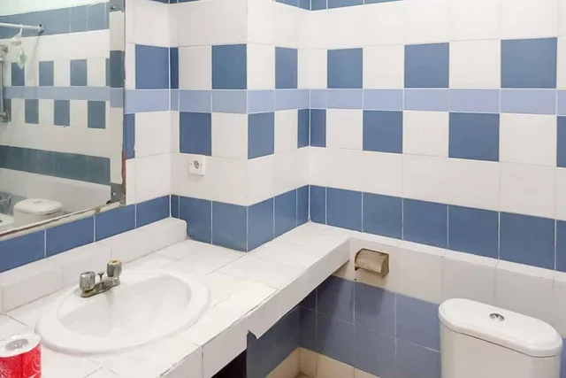 غرفة بسرير مزدوج، RedDoorz Plus near Tugu Mercusuar Anyer 9/10