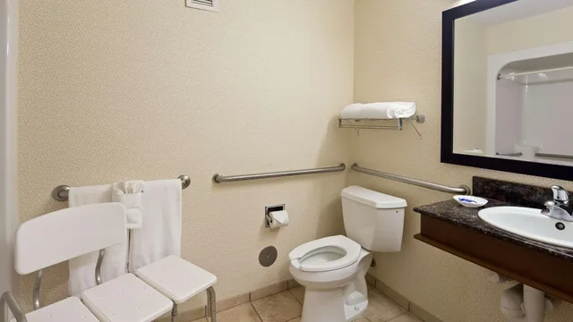 غرفة بسرير كينج بحوض استحمام لذوي الإعاقة، Best Western Plus Inn at Hunt Ridge 6/7