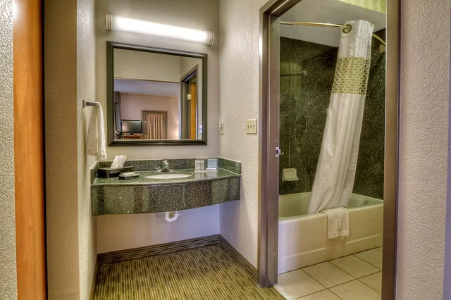 جناح عائلي بسرير بطابقين وسريرين كوين بشرفة مع أريكة، Hampton Inn & Suites by Hilton Petoskey 5/5