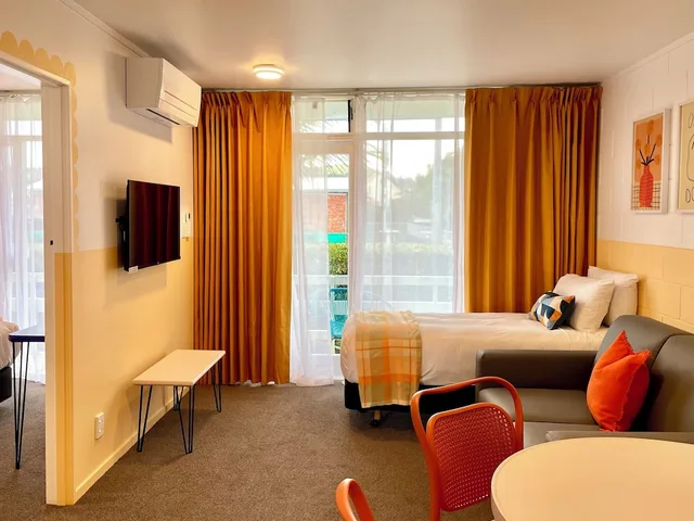 جناح سوبيريور بسرير كوين وسرير فردي بغرفة نوم واحدة مع أريكة بمطبخ، Mt Eden Motel 4/7