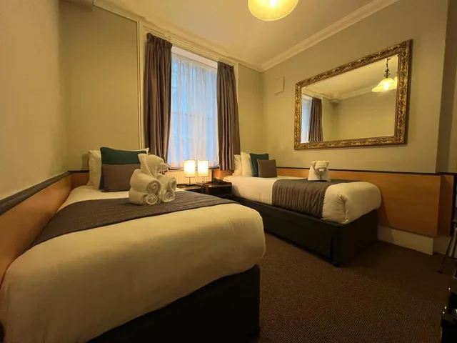 غرفة قياسية بسريرين منفصلين، Tudor Court Hotel 7/9