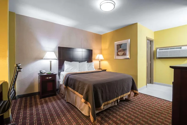 Room, Queen Bed, Rodeway Inn Towanda 2/2