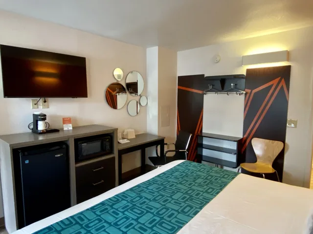 غرفة بسرير كينج، Howard Johnson By Wyndham Lake George 6/9