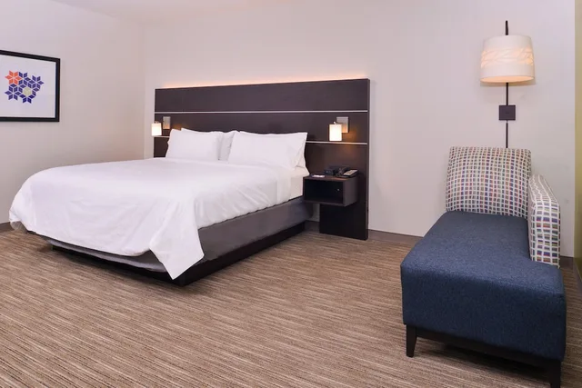 غرفة قياسية بسرير كينج لذوي الإعاقة، Holiday Inn Express and Suites - Mall of America - MSP Airport 7/10