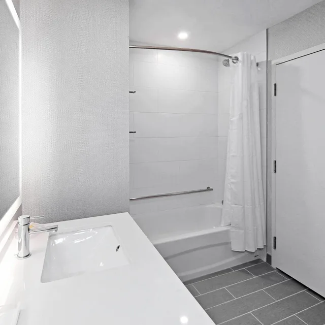 غرفة قياسية بسرير كينج وسريرين كوين، Holiday Inn & Suites Calgary Airport North 10/10