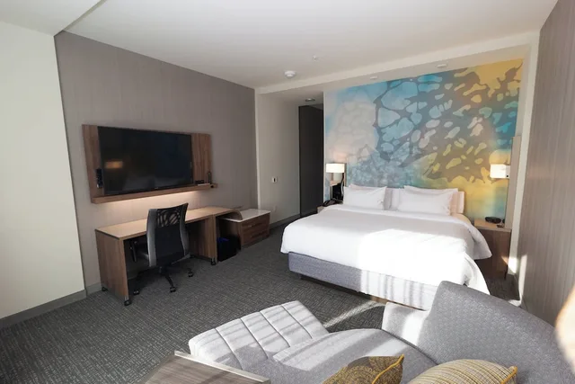 غرفة بسرير كينج مع أريكة، Courtyard by Marriott Cartersville 3/16