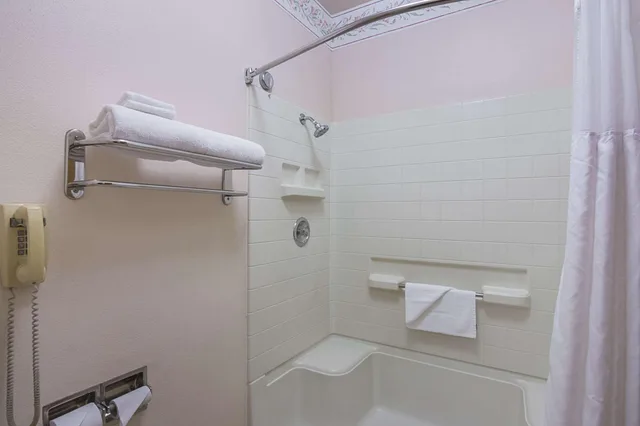 Room, King Bed, Quality Inn Fresno Yosemite Airport 4/4
