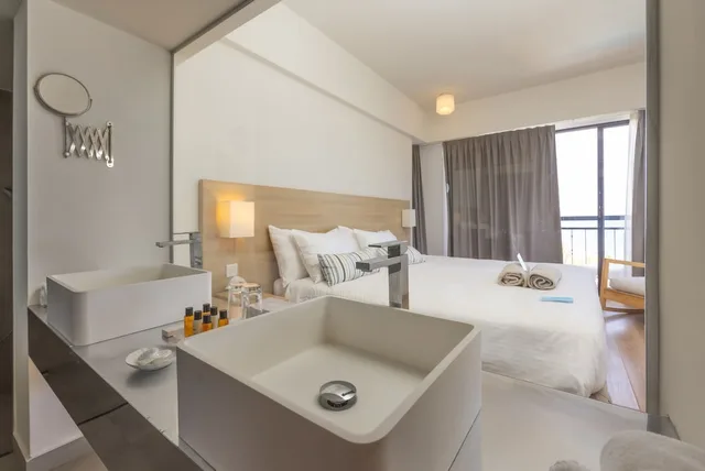 جناح تنفيذي بسرير كينج بإطلالة على البحر، Sandy Beach Hotel & Spa 2/2