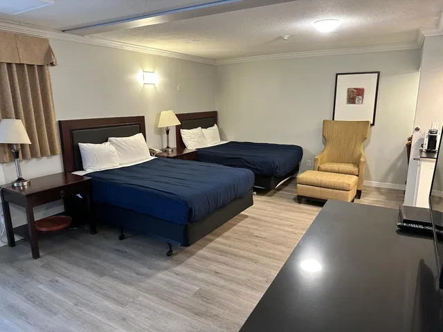 جناح بزنس بسريرين كوين مع أريكة، Travelodge by Wyndham Langley 2/10