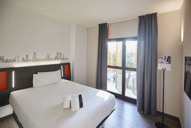 غرفة قياسية بسرير مزدوج، easyHotel Barcelona Fira 7/10