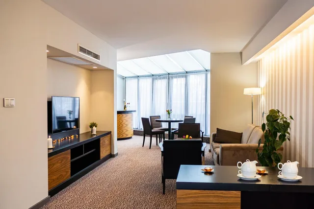 جناح، Hotel Avance 1/1