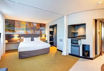 غرفة كلاسيكية رباعية بسرير فردي لذوي الإعاقة، B&B HOME Rueil-Malmaison Gare 1/1