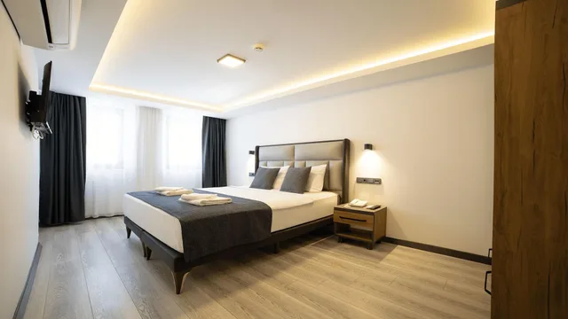 Multiple Bedrooms, Family, Double and Twin Beds, City View، Kriti Hotel 2/2